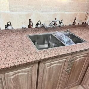 ✨ دفء المنزل: كونترتوب جرانيت وردي بحوض مزدوج للعملية المثلى! 🍽️