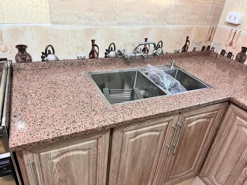 ✨ دفء المنزل: كونترتوب جرانيت وردي بحوض مزدوج للعملية المثلى! 🍽️